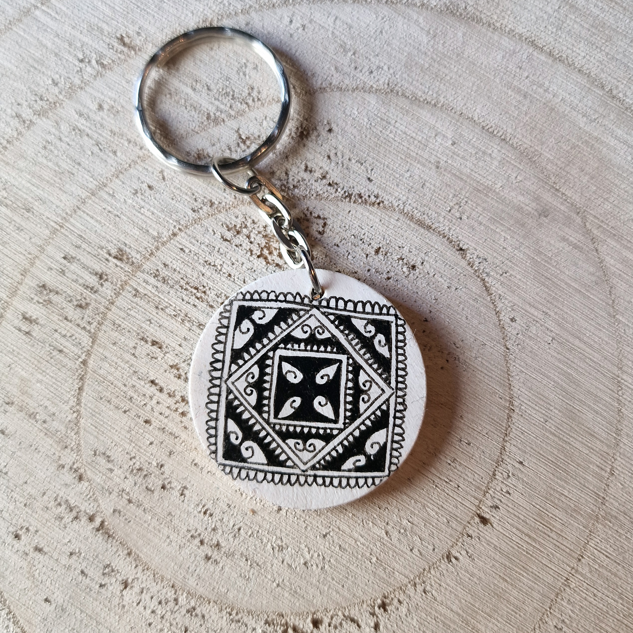 Mandala Keyring Black & White - Image 3
